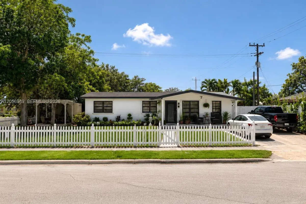 7061 Moseley St, Hollywood FL 33024