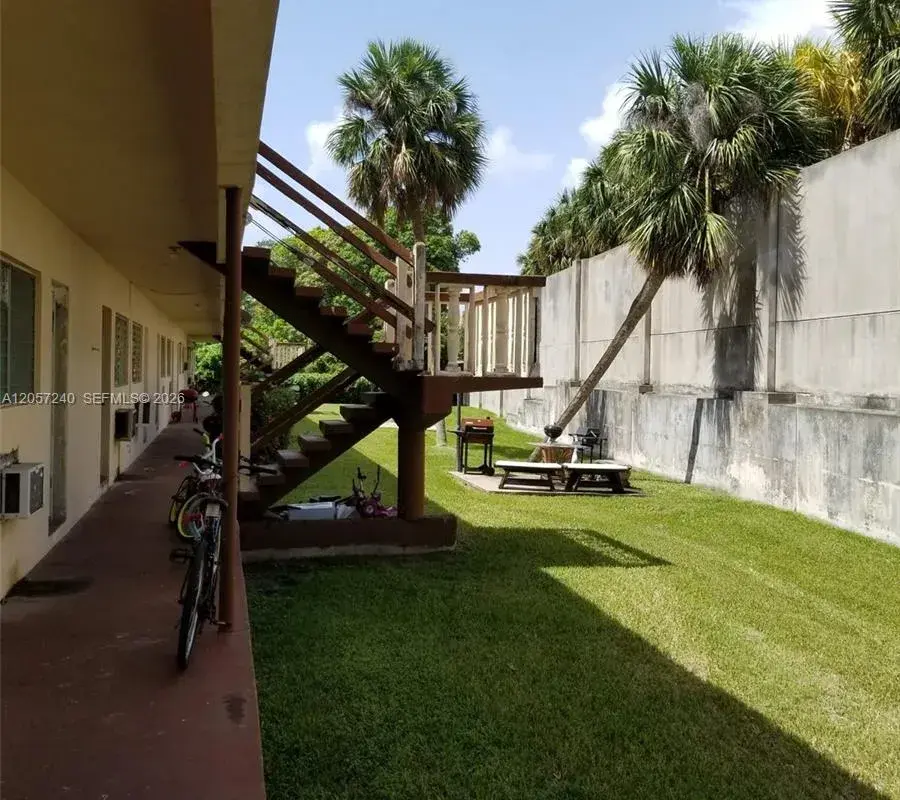 280 SW 11th Ave # 18, Hallandale Beach FL 33009