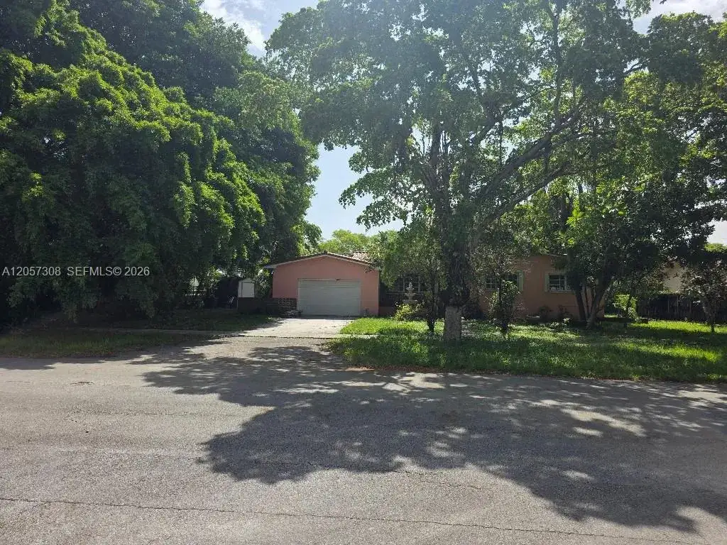 881 Albatross St, Miami Springs FL 33166 photo 2