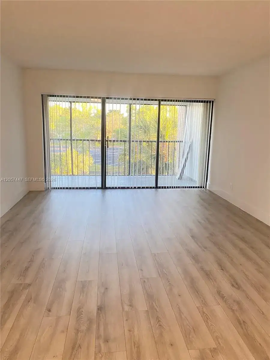 240 Lakeview Dr # 303, Weston FL 33326 photo 2