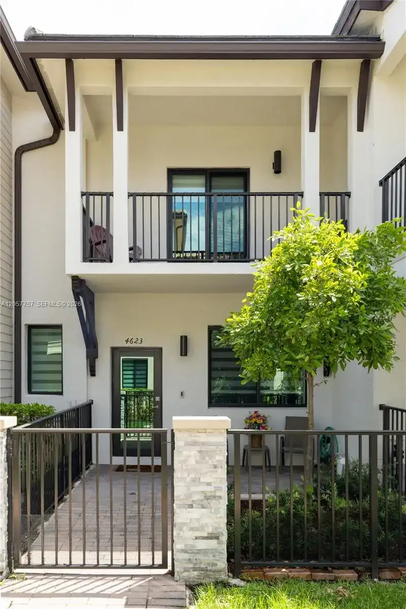 4623 NW 83rd Pkwy, Doral FL 33166