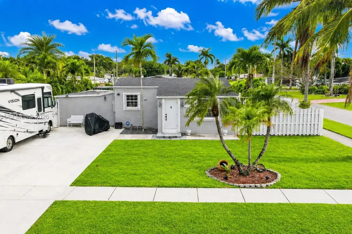 117 SW 6th St, Hallandale Beach FL 33009