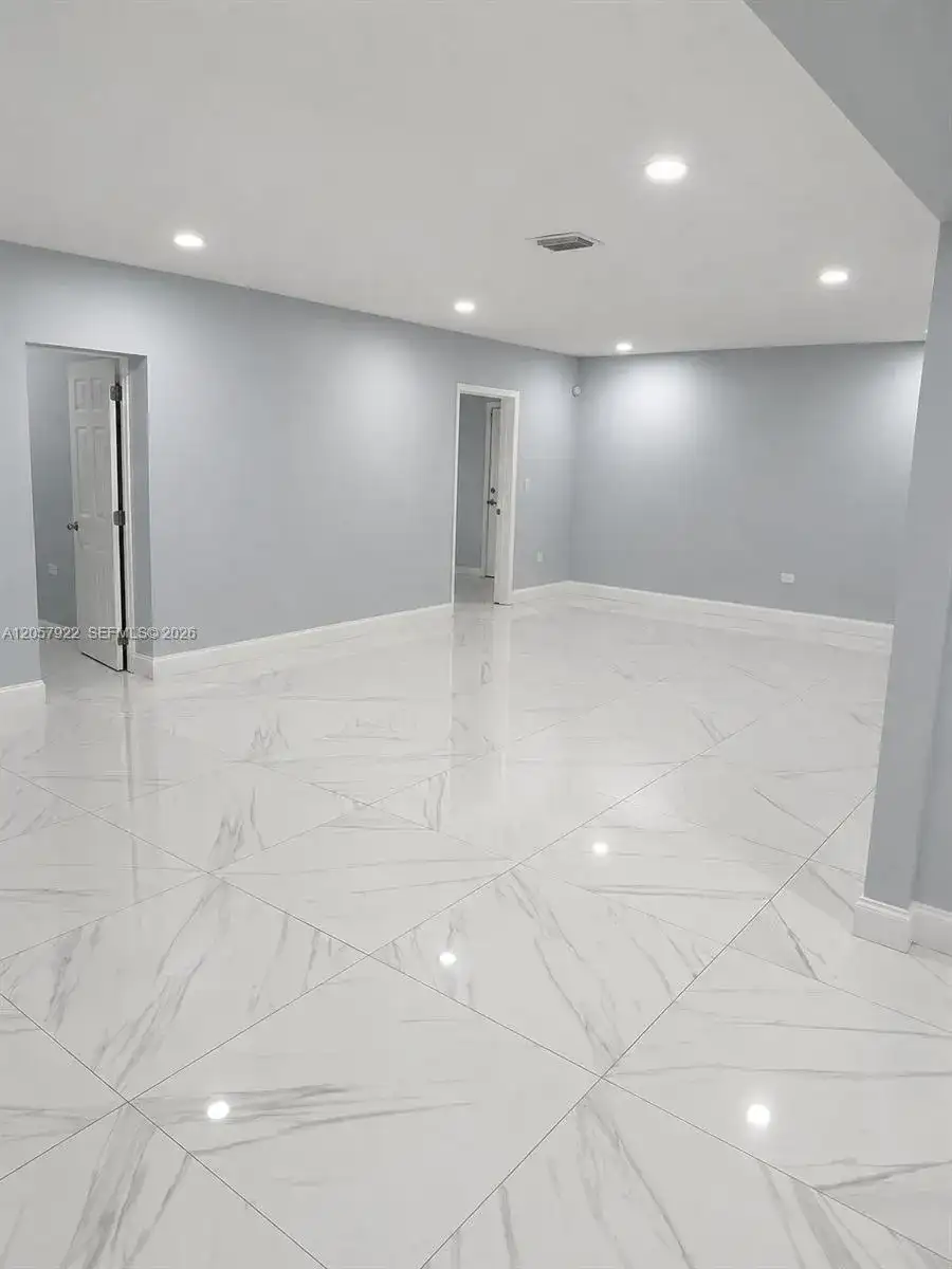 552 NE 161st St, Miami FL 33162 photo 5