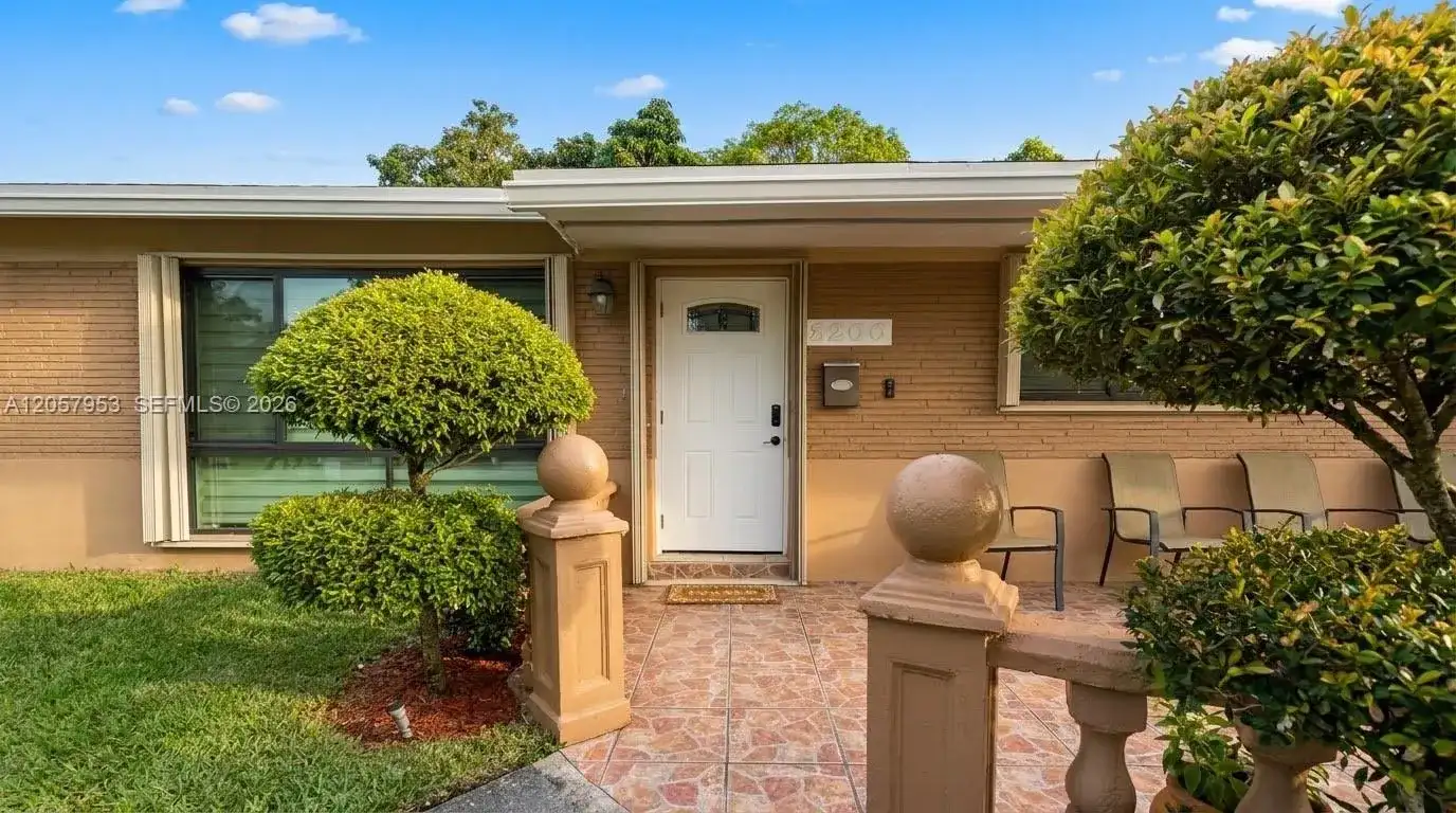 2200 Alcazar Dr, Miramar FL 33023 photo 2