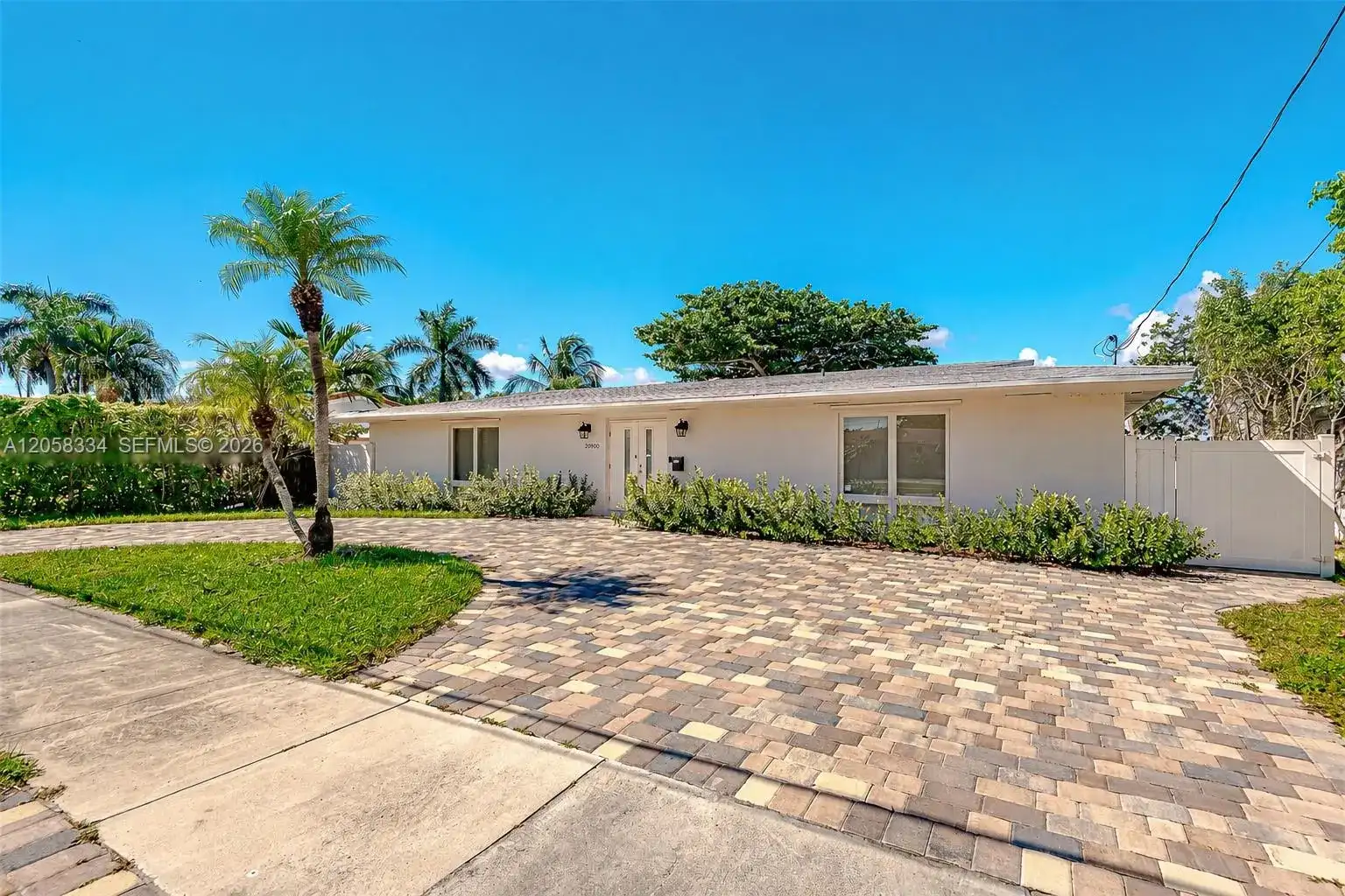 20950 NE 25th Ct, Miami FL 33180 photo 3