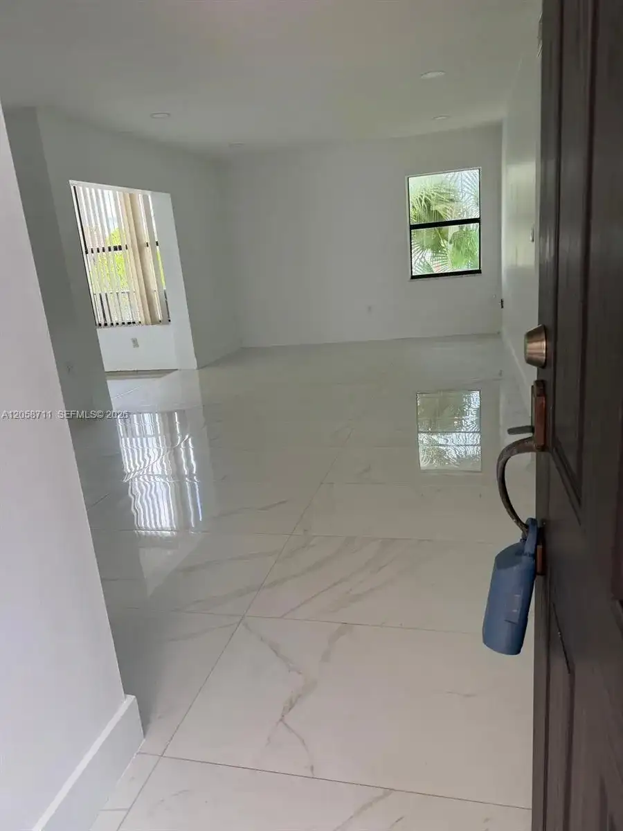 10875 NW 7th St # 36, Miami FL 33172 photo 2