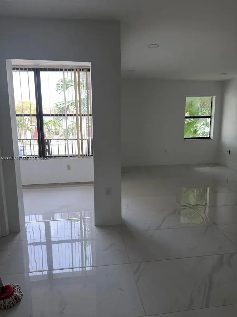 10875 NW 7th St # 36, Miami FL 33172 photo 3