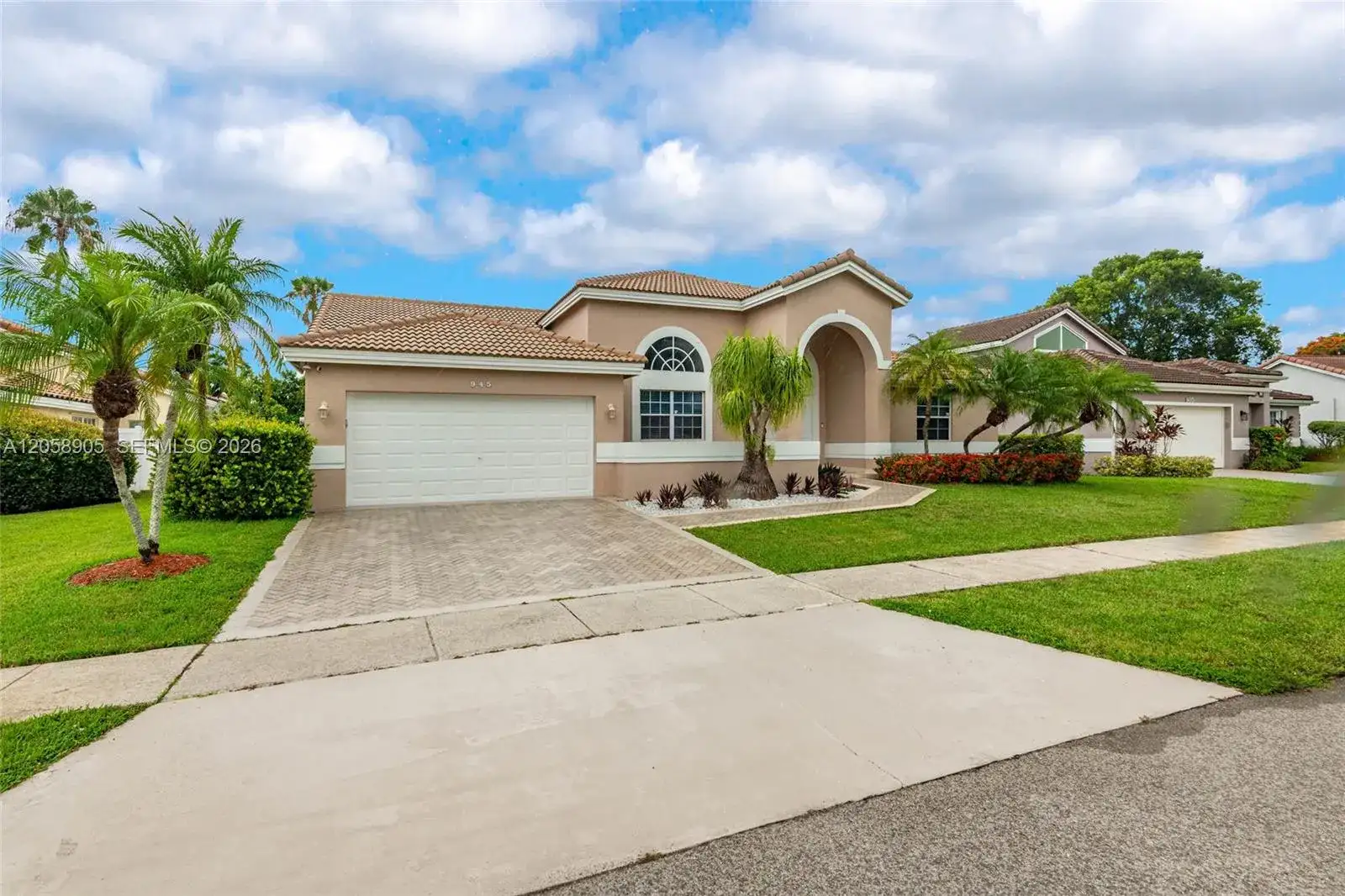 945 NW 202nd Ave, Pembroke Pines FL 33029 photo 2