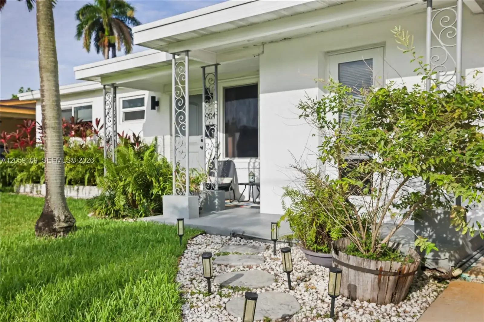 904 SW 3rd Ave, Hallandale Beach FL 33009 photo 2