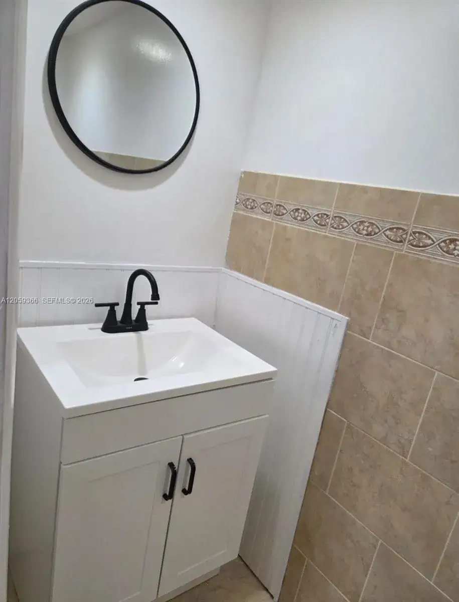 3750 Inverrary Dr # 2B, Lauderhill FL 33319