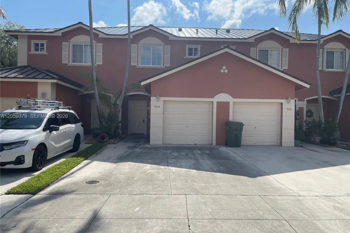 904 NW 100th Ave, Pembroke Pines FL 33024