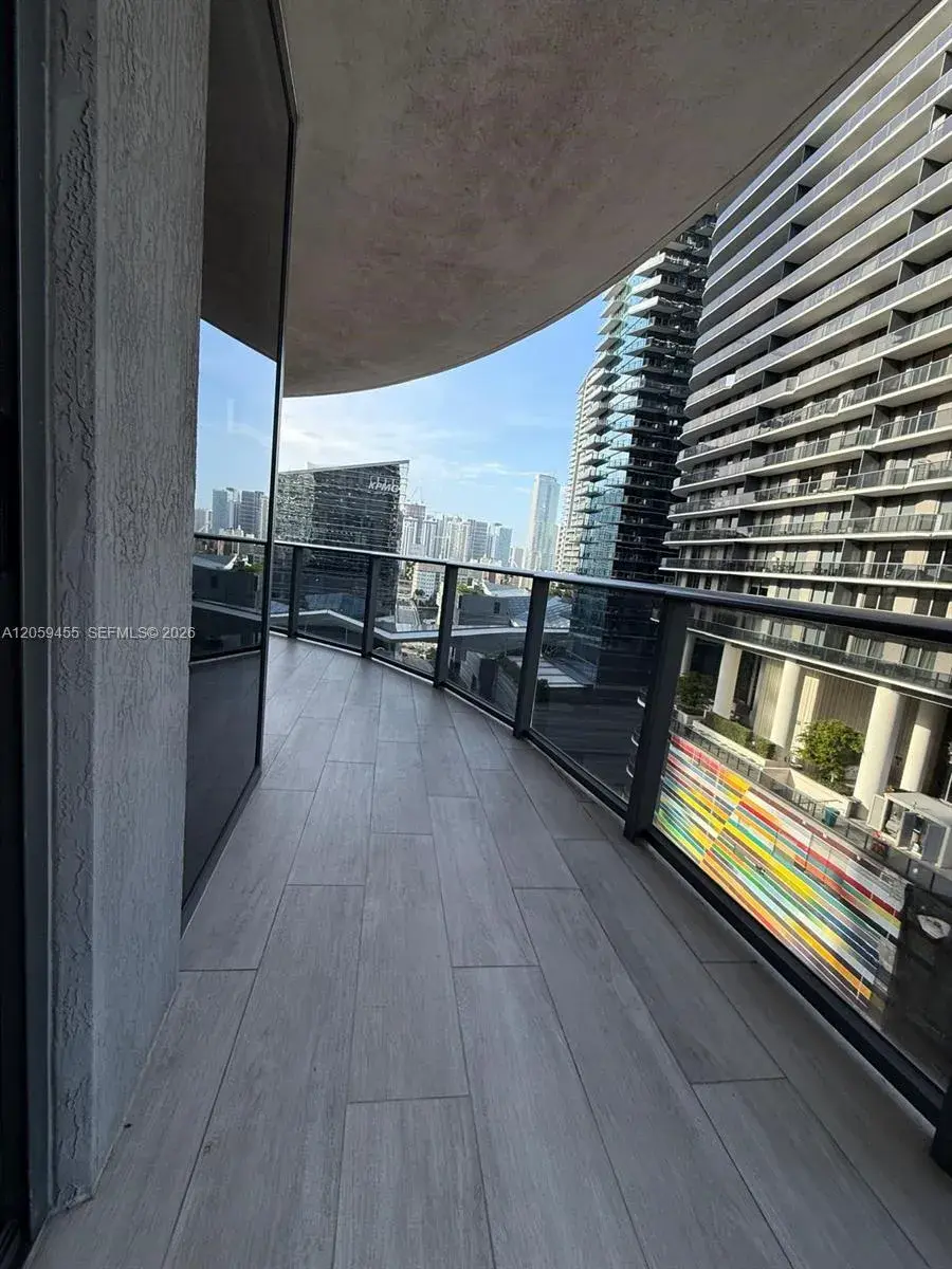 45 SW 9th St # 1401, Miami FL 33130
