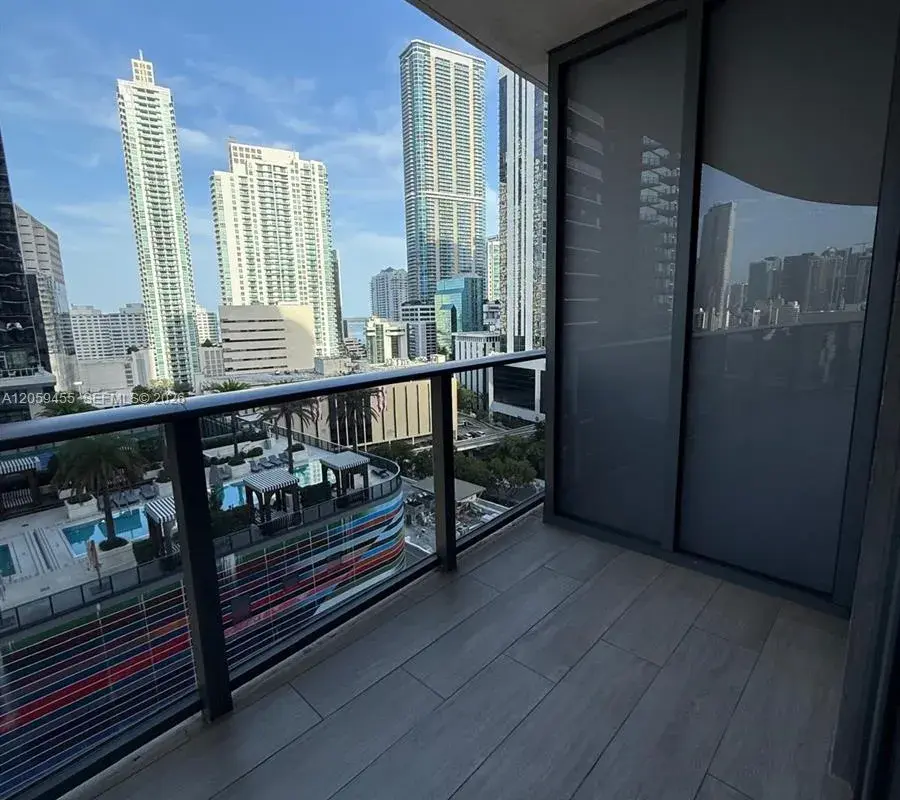45 SW 9th St # 1401, Miami FL 33130