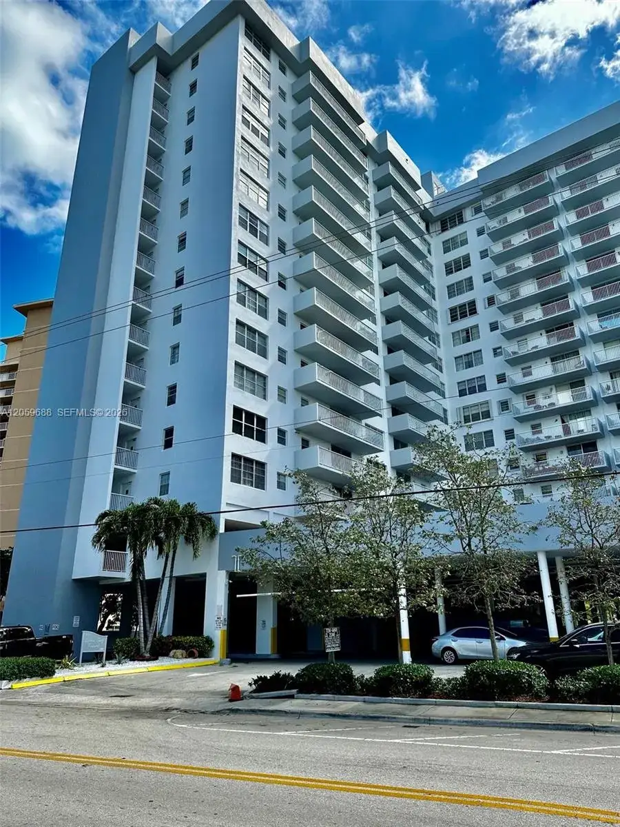 137 Golden Isles Dr # 512, Hallandale Beach FL 33009