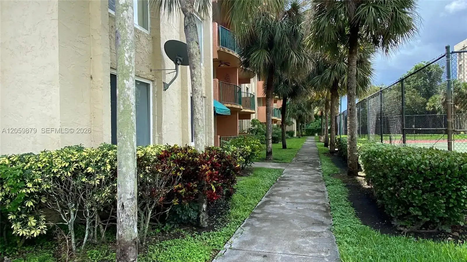 9350 Fontainebleau Blvd # 602, Miami FL 33172 photo 2
