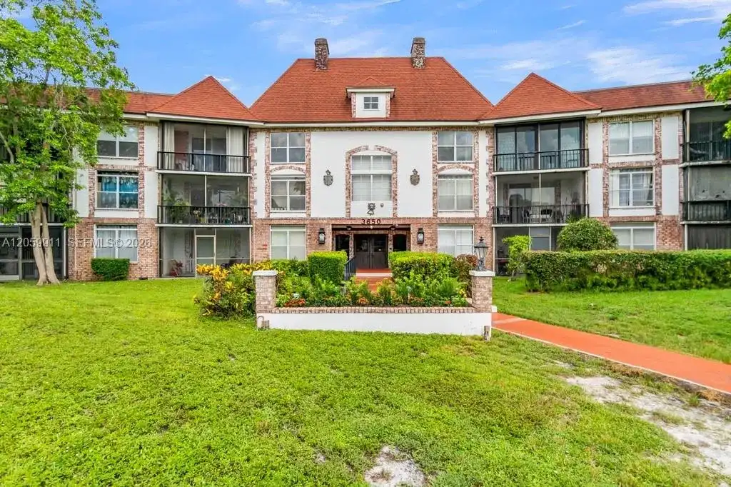 3650 Inverrary Dr # 3A, Lauderhill FL 33319