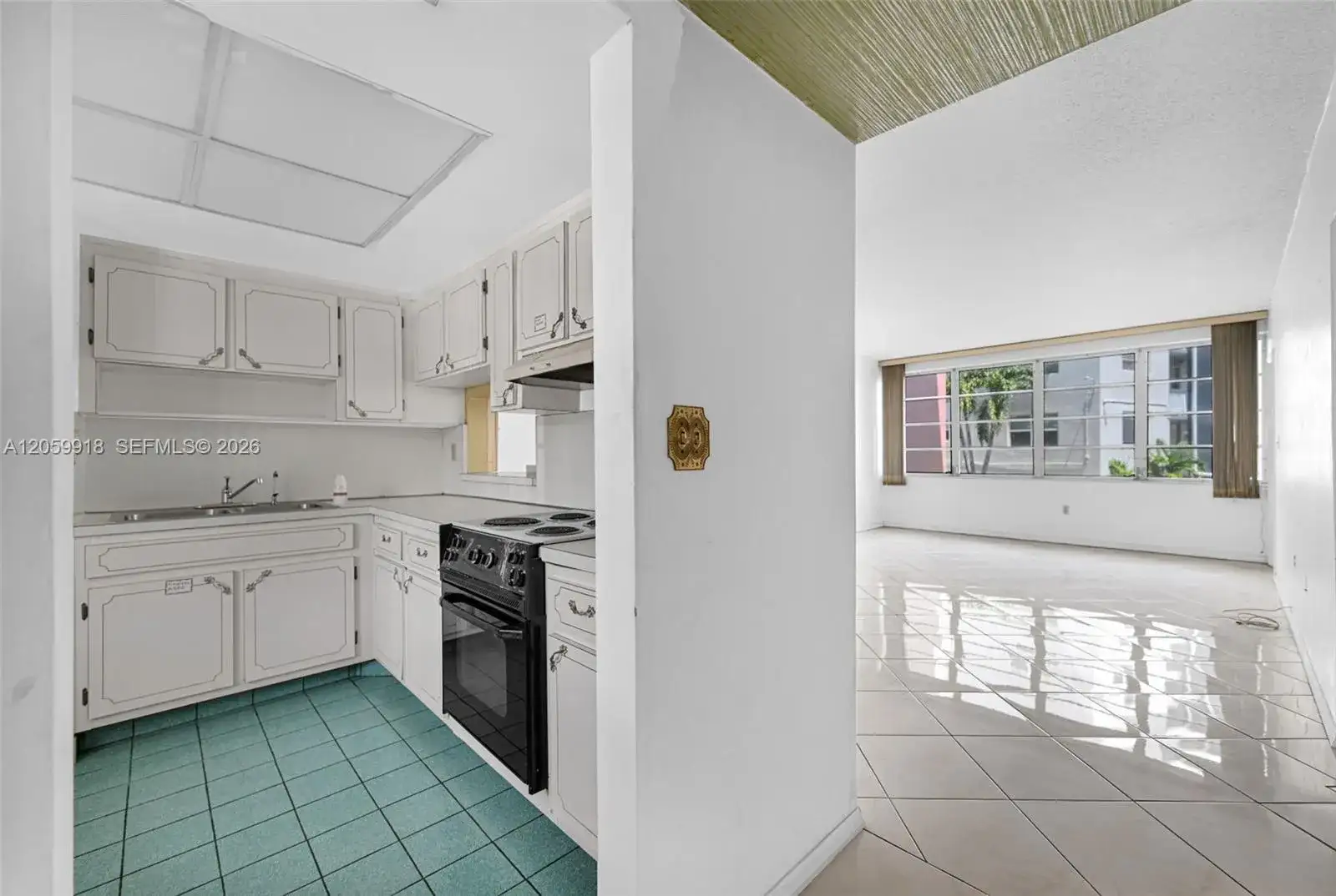 18555 NE 14th Ave # 502, Miami FL 33179 photo 4