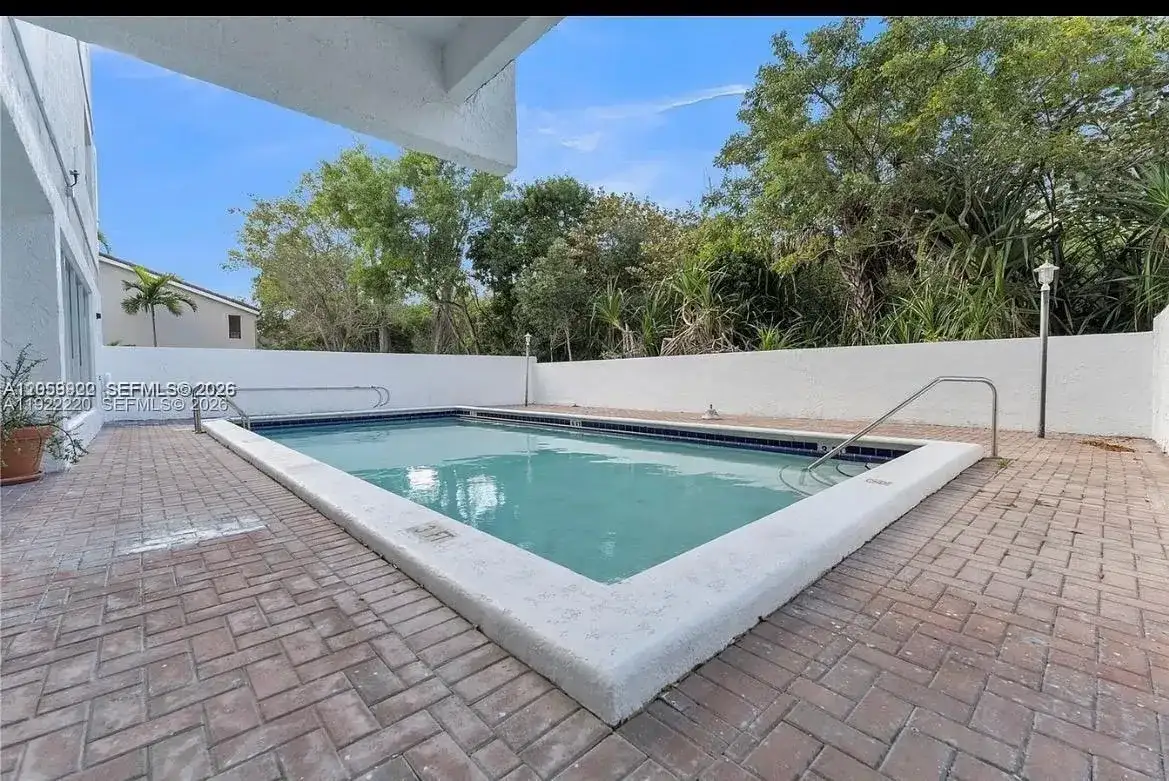 16508 NE 26th Ave # 303, North Miami Beach FL 33160 photo 2