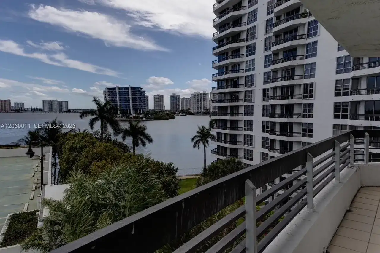 3600 Mystic Pointe Dr # 613, Aventura FL 33180 photo 2