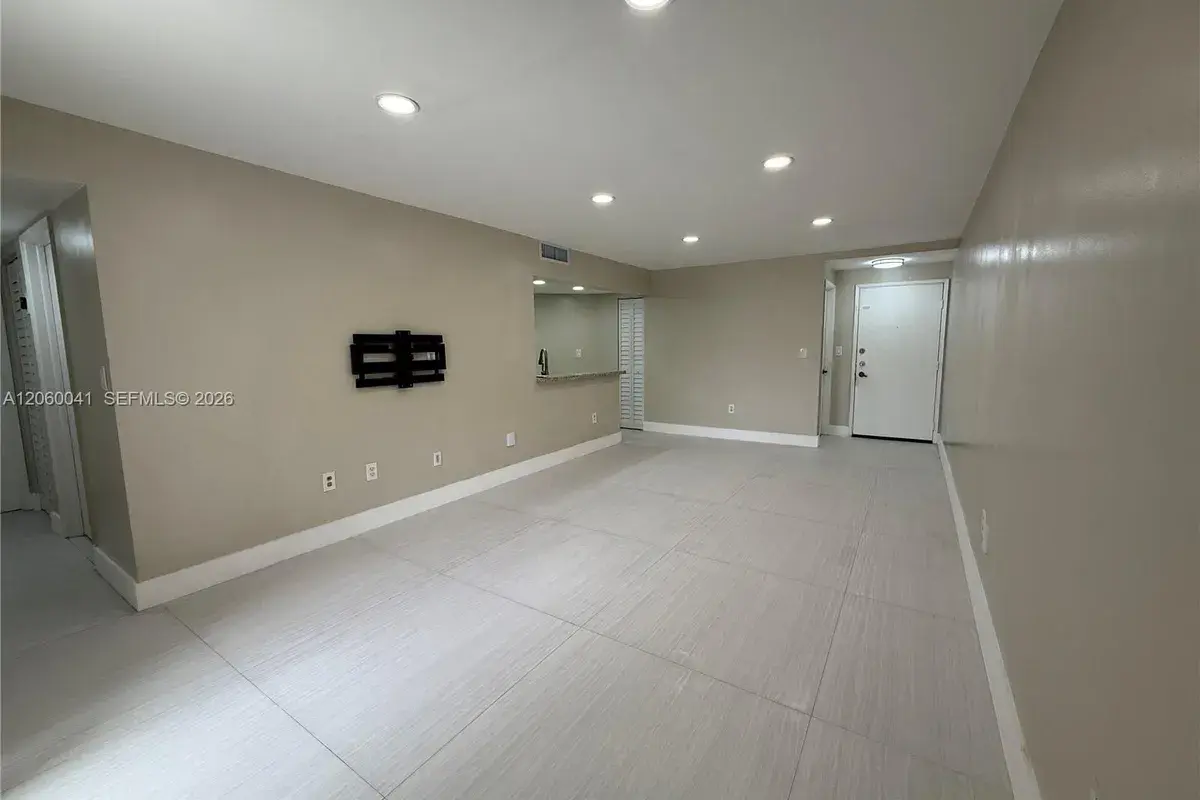9405 Fontainebleau Blvd # 22, Miami FL 33172