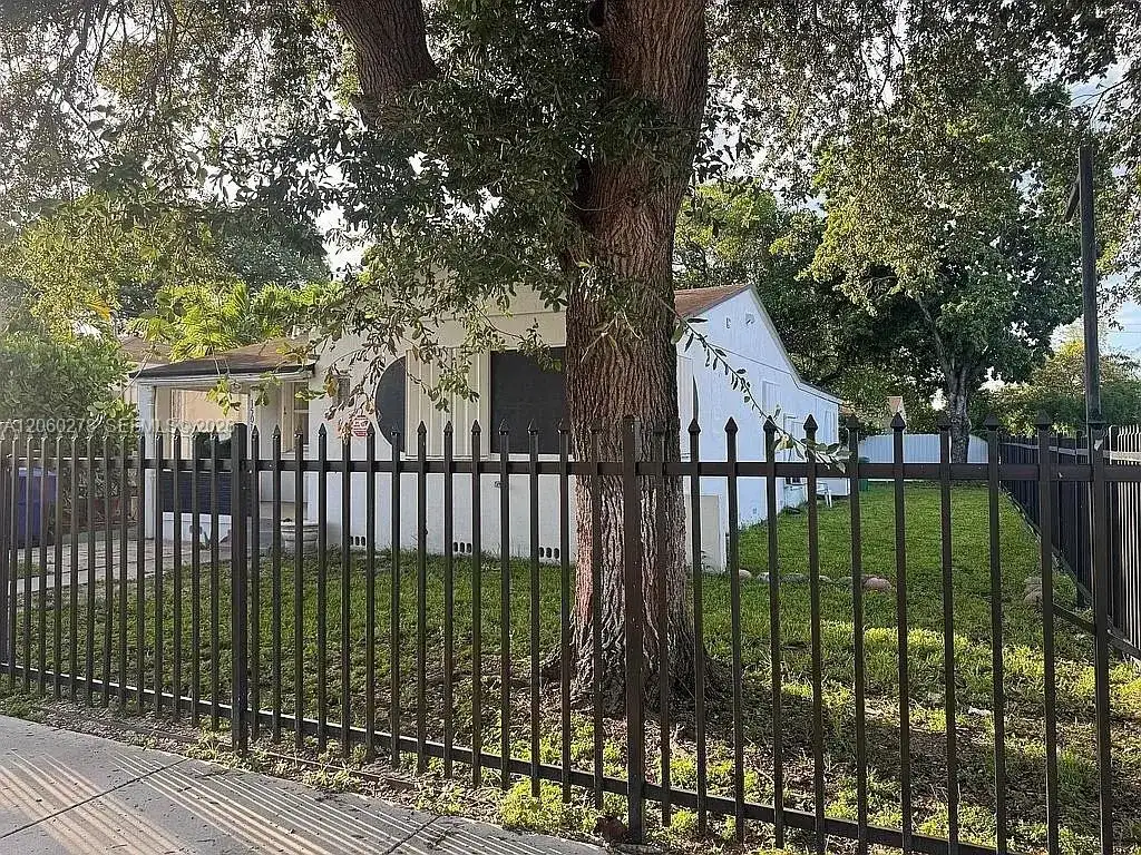 1501 NW 42nd St, Miami FL 33142 photo 2