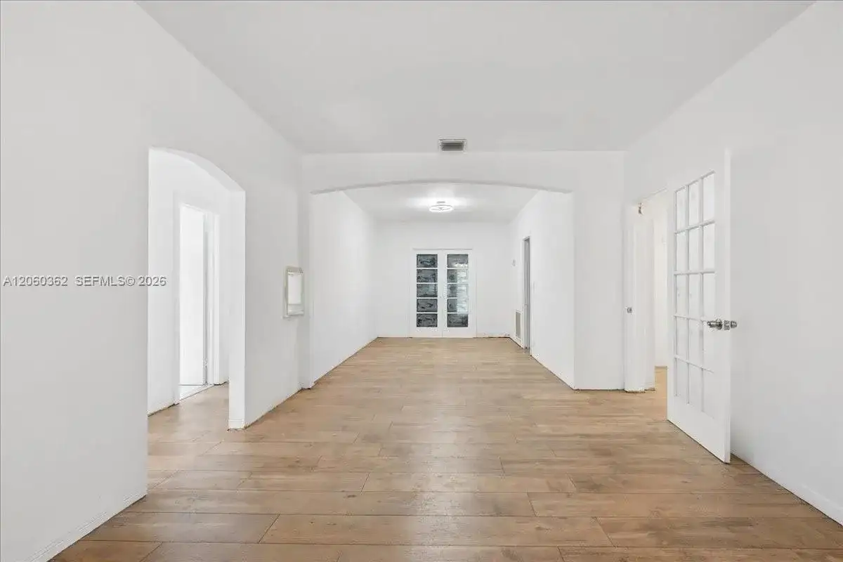 2750 SW 26th St, Miami FL 33133 photo 4