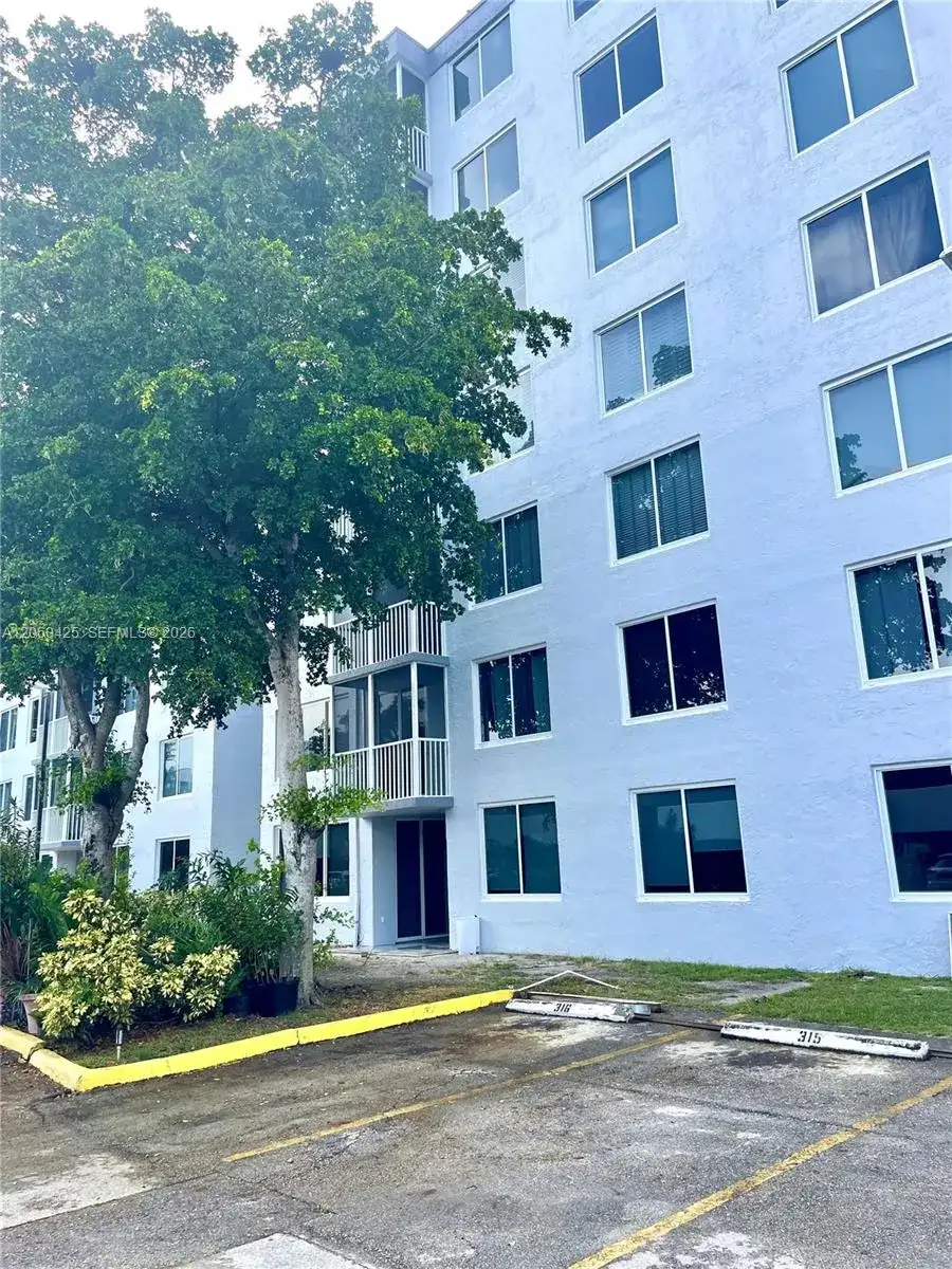 17890 W Dixie Hwy # 203, North Miami Beach FL 33160 photo 5