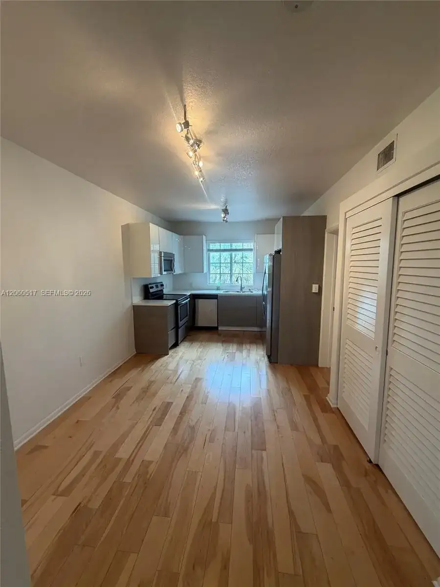 2010 Taylor St # 8B, Hollywood FL 33020 photo 2