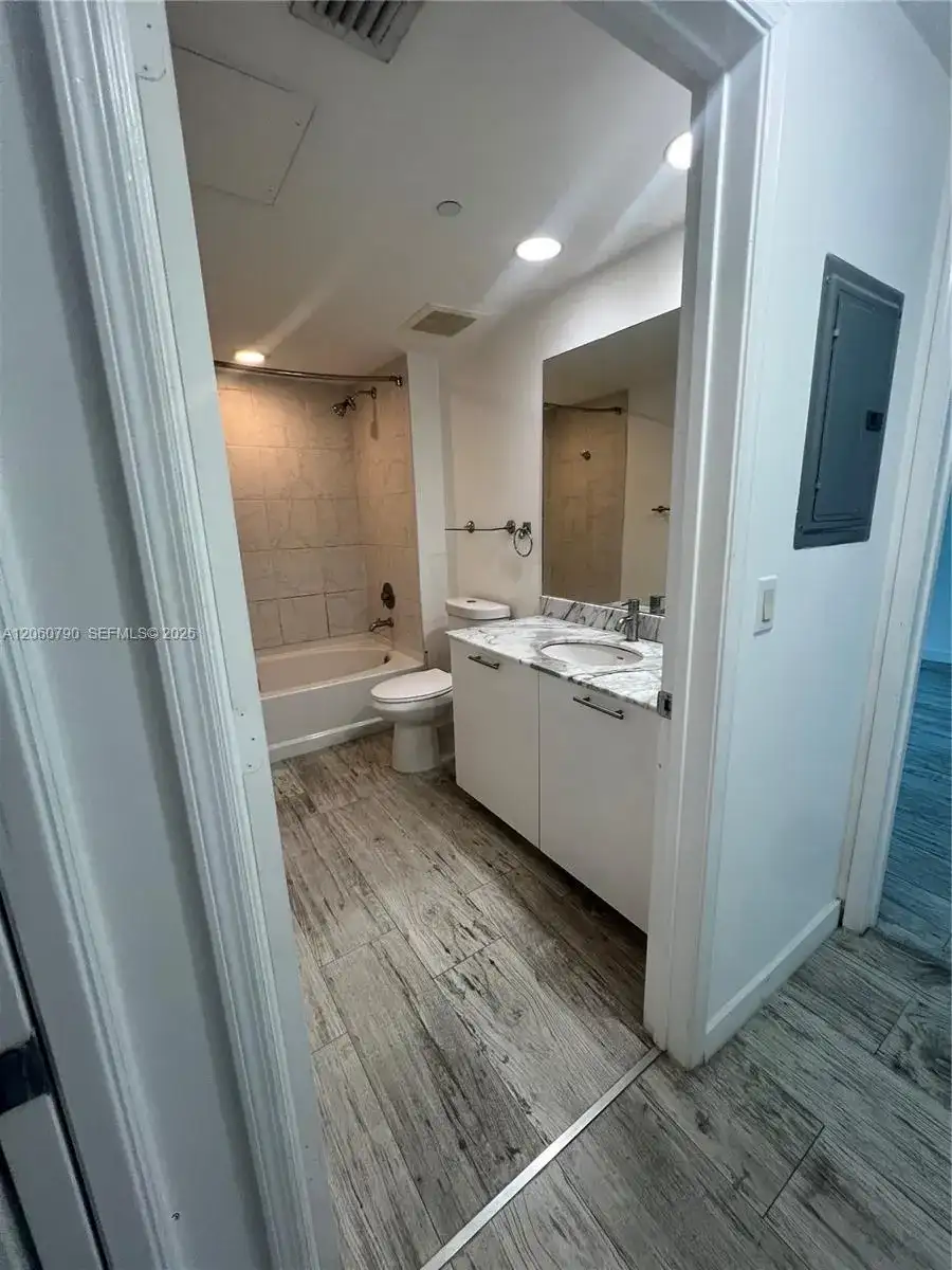 951 Brickell Ave # 2403, Miami FL 33131 photo 4