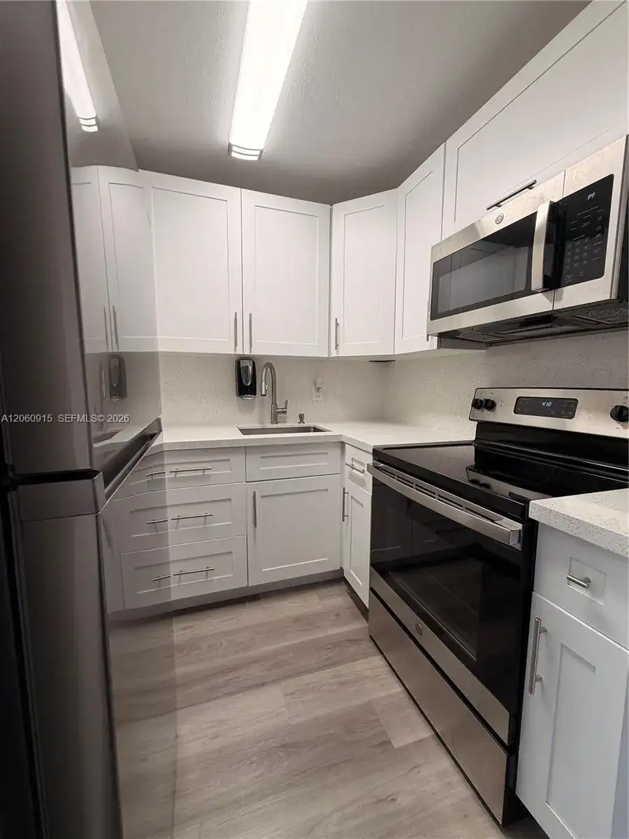 5050 NW 7th St # 511, Miami FL 33126 photo 2