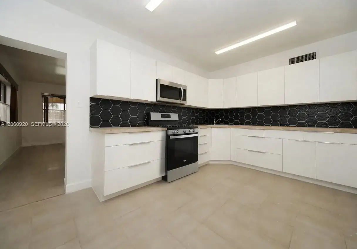 8636 NW 35th PL, Miami FL 33147 photo 4