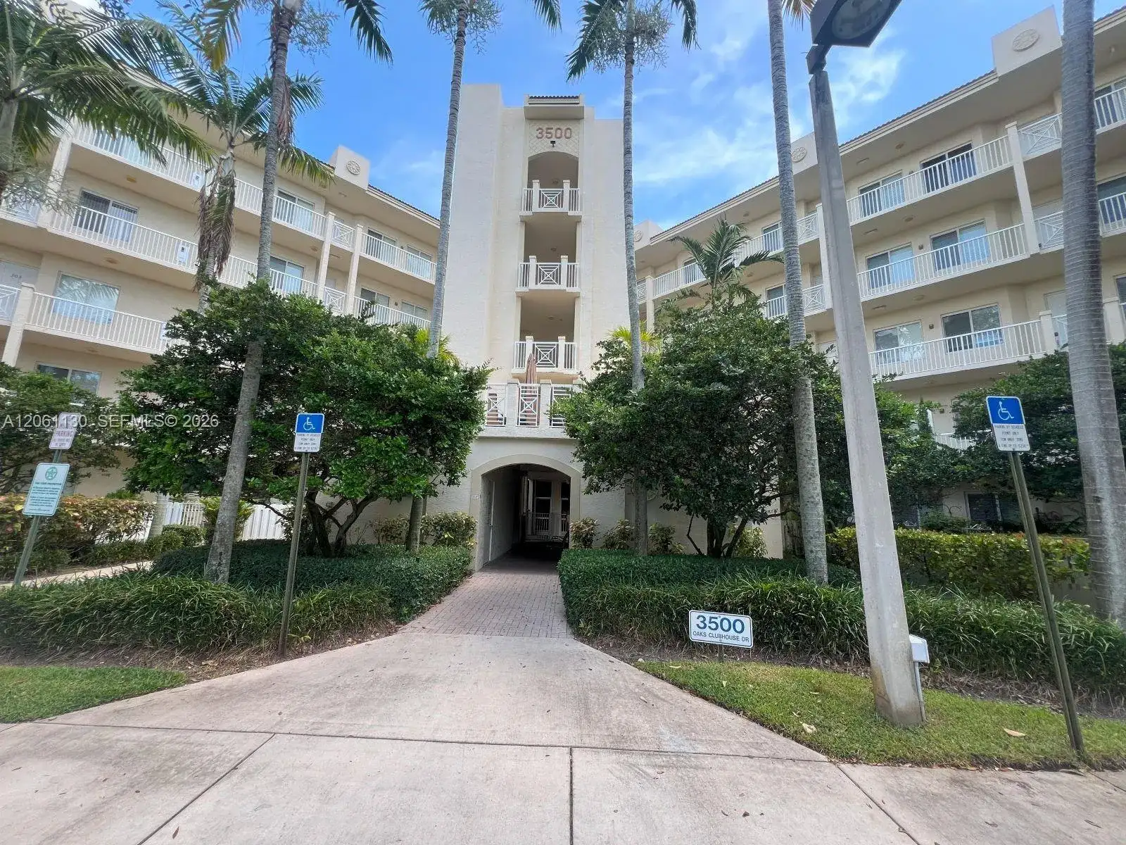 3500 Oaks Clubhouse Dr # 207, Pompano Beach FL 33069 photo 3