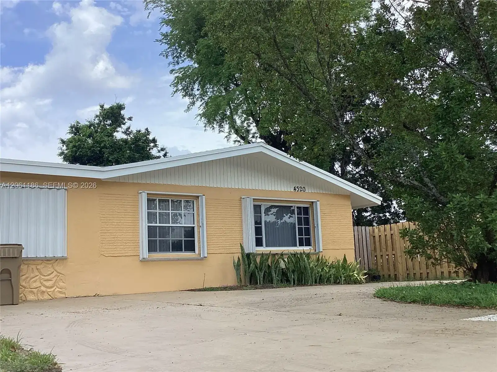4320 SW 56th Ave, Davie FL 33314 photo 2
