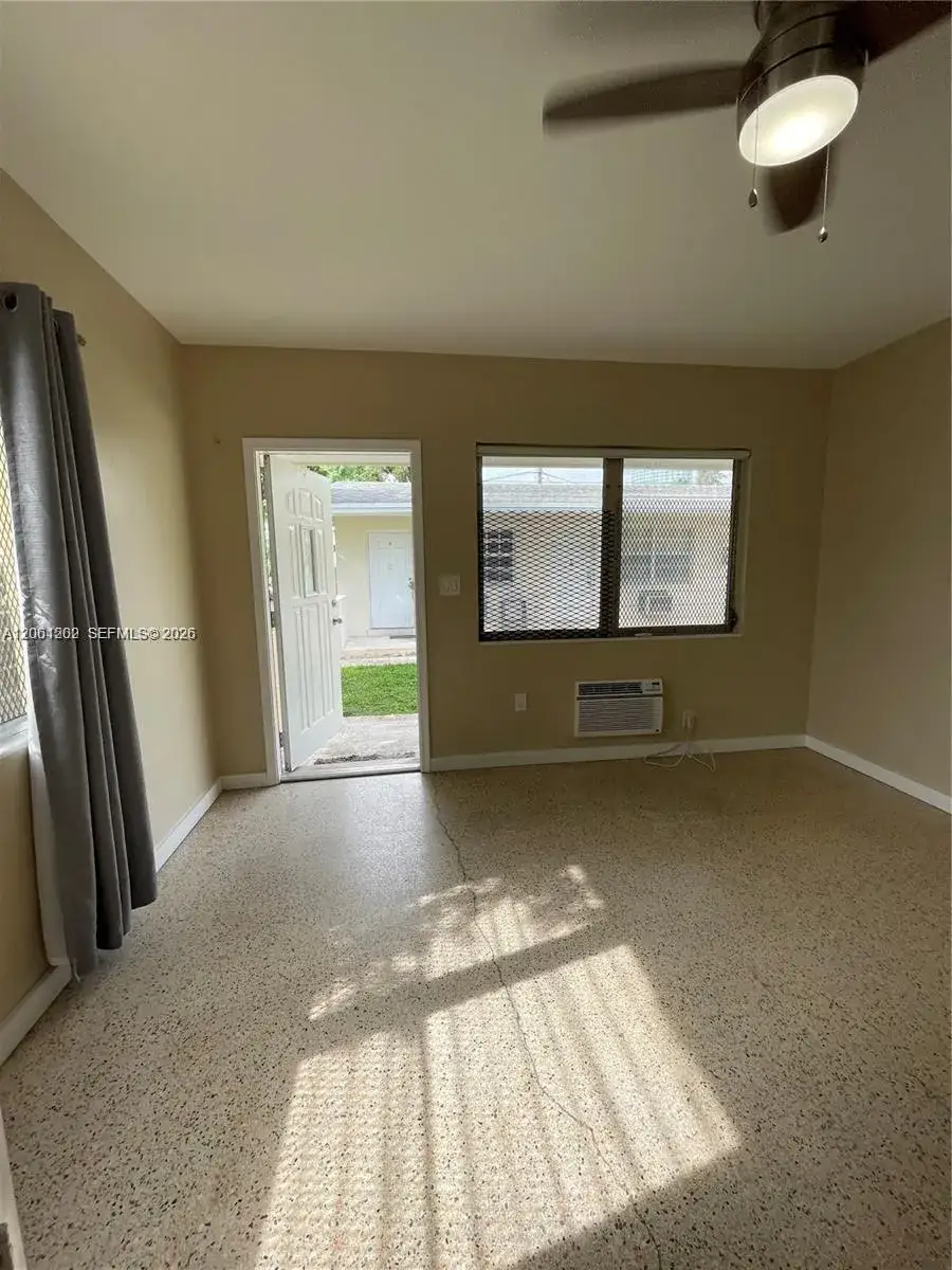 940 SW 4ST # 2, Miami FL 33130