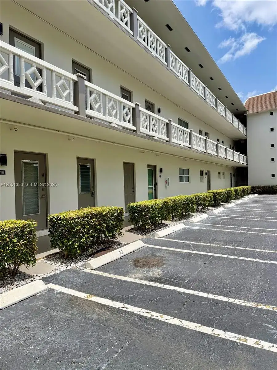 5001 NW 34th St # 102, Lauderdale Lakes FL 33319