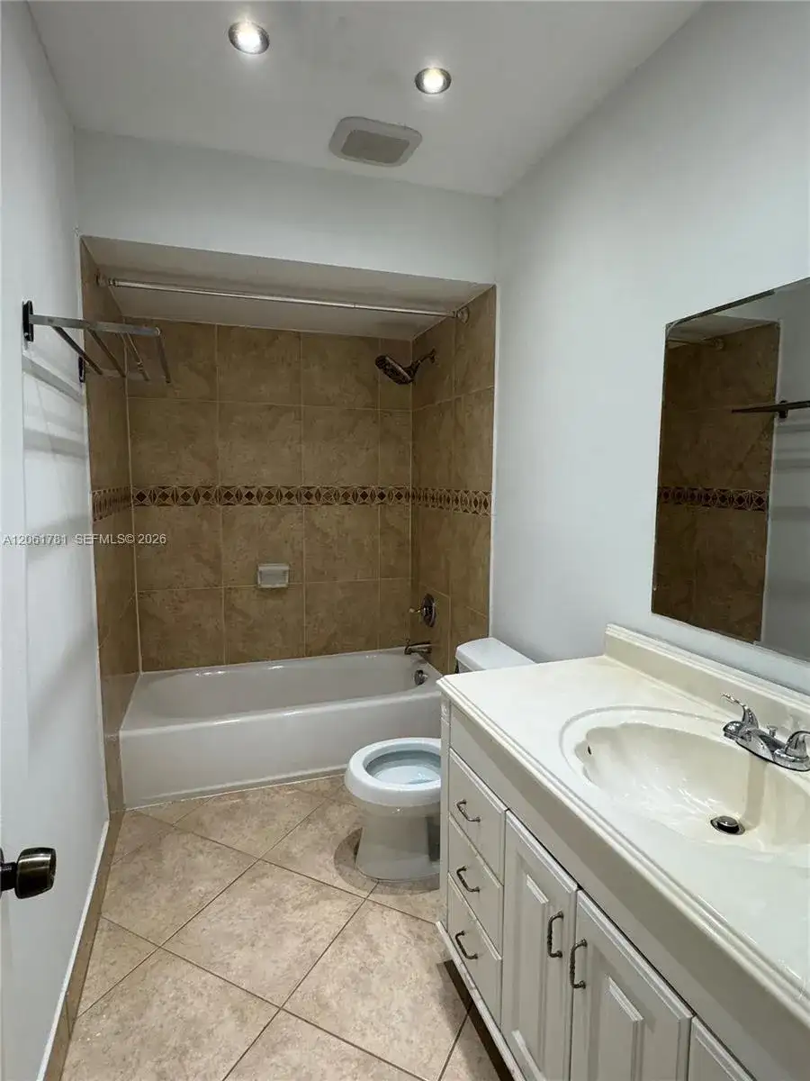 175 Wimbledon Lake Dr, Plantation FL 33324 photo 4