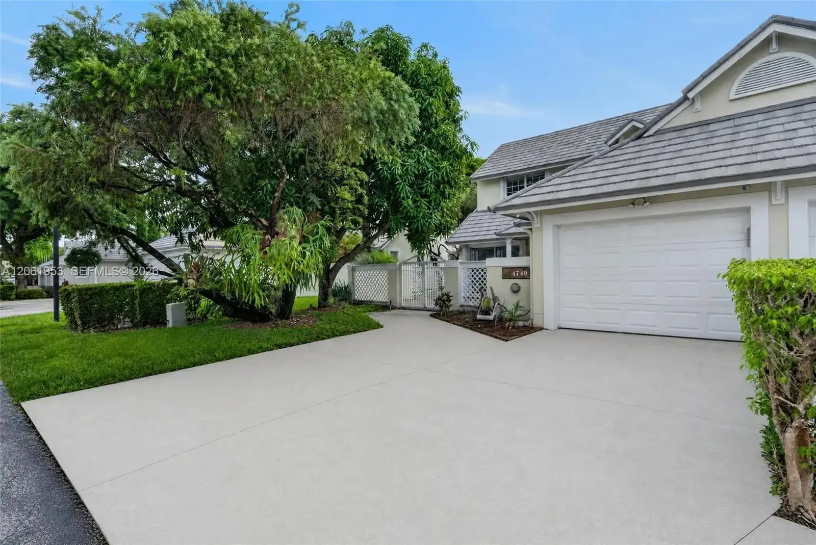 4749 NW 98th Pl, Doral FL 33178 photo 2