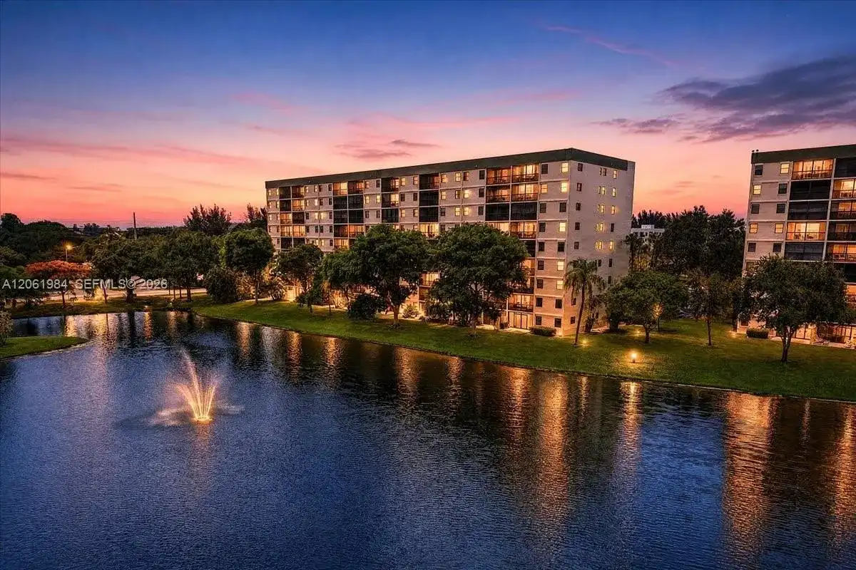 2240 N Cypress Bend Dr # 204, Pompano Beach FL 33069