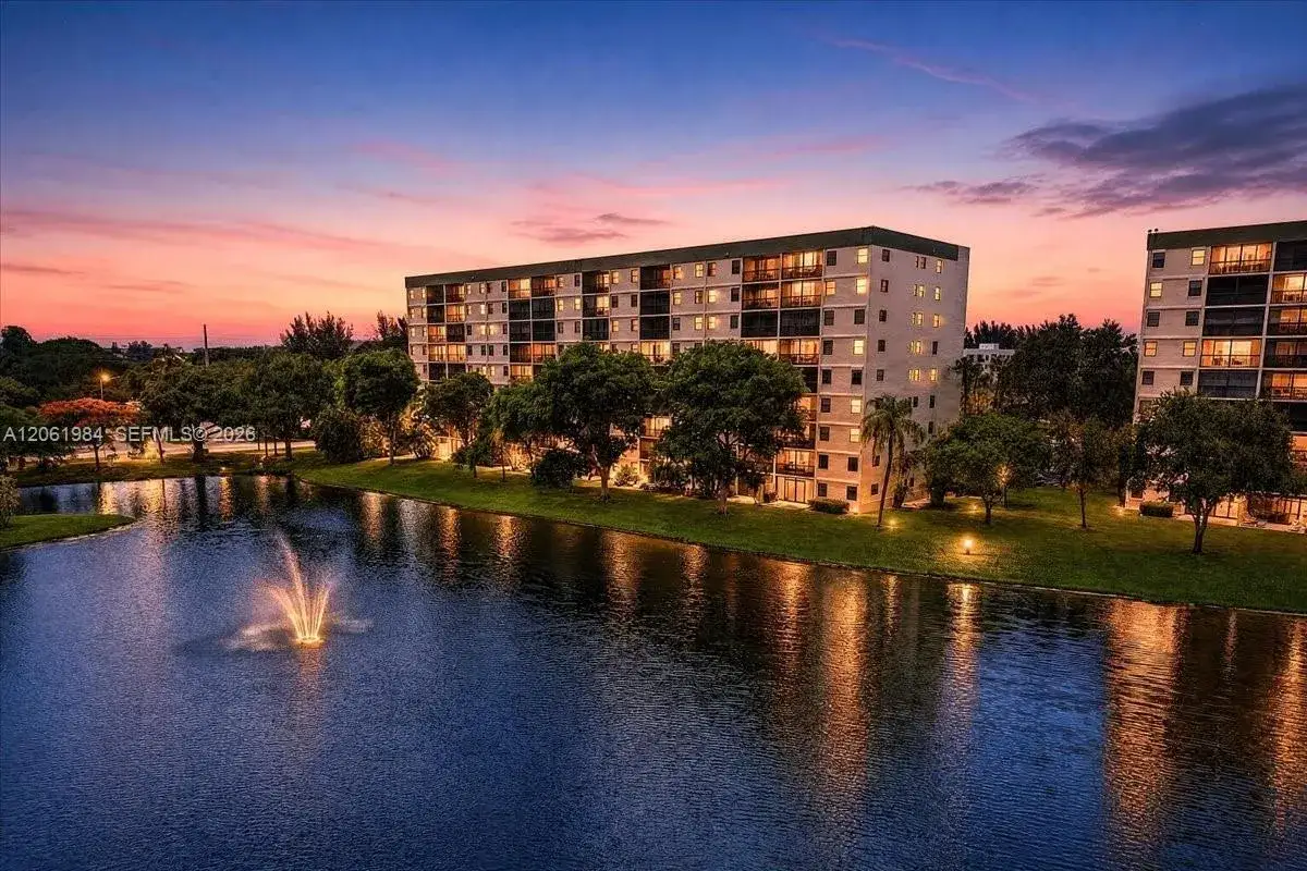 2240 N Cypress Bend Dr # 204, Pompano Beach FL 33069