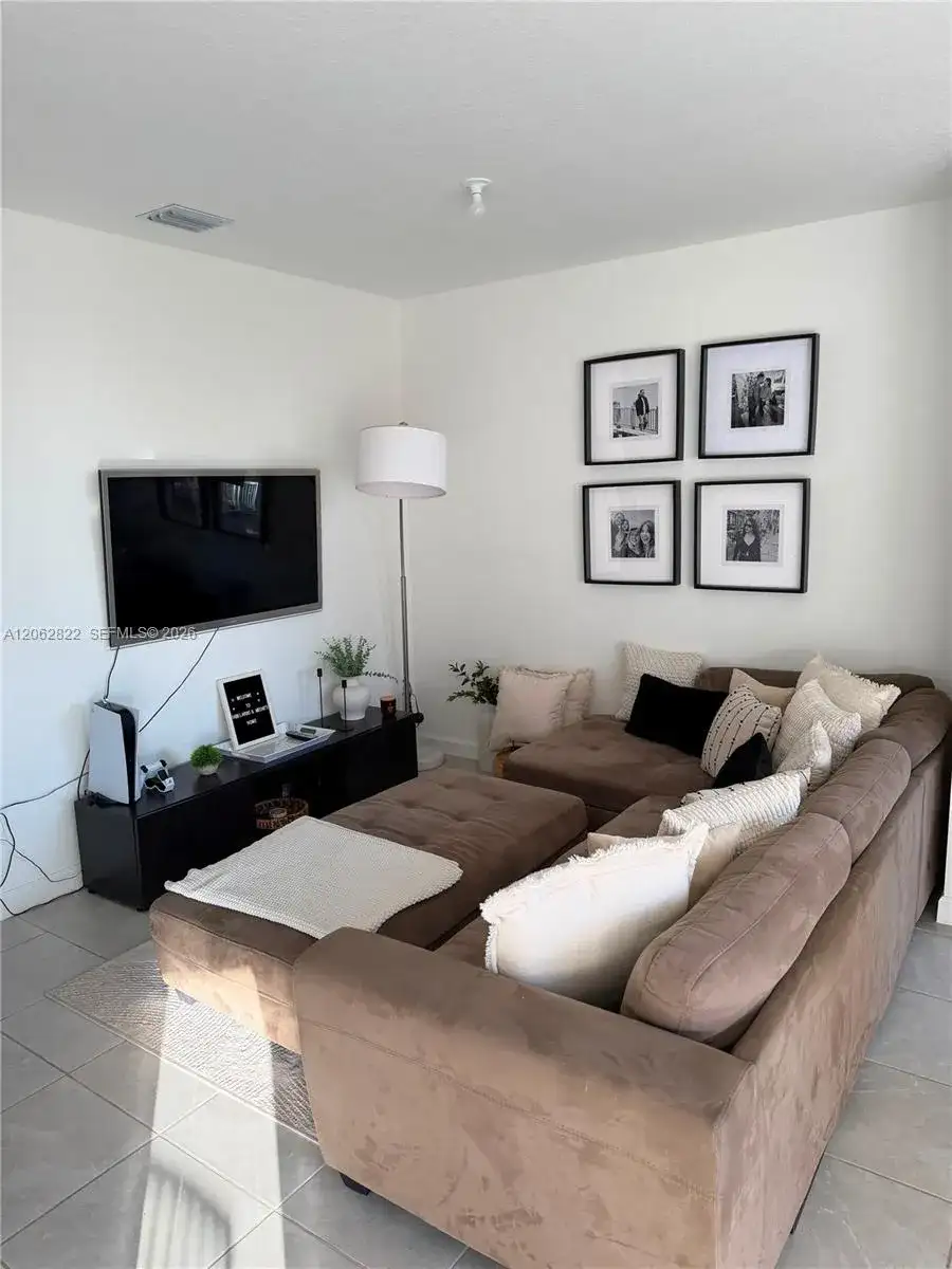 2817 SE 26th Ave, Homestead FL 33035 photo 2