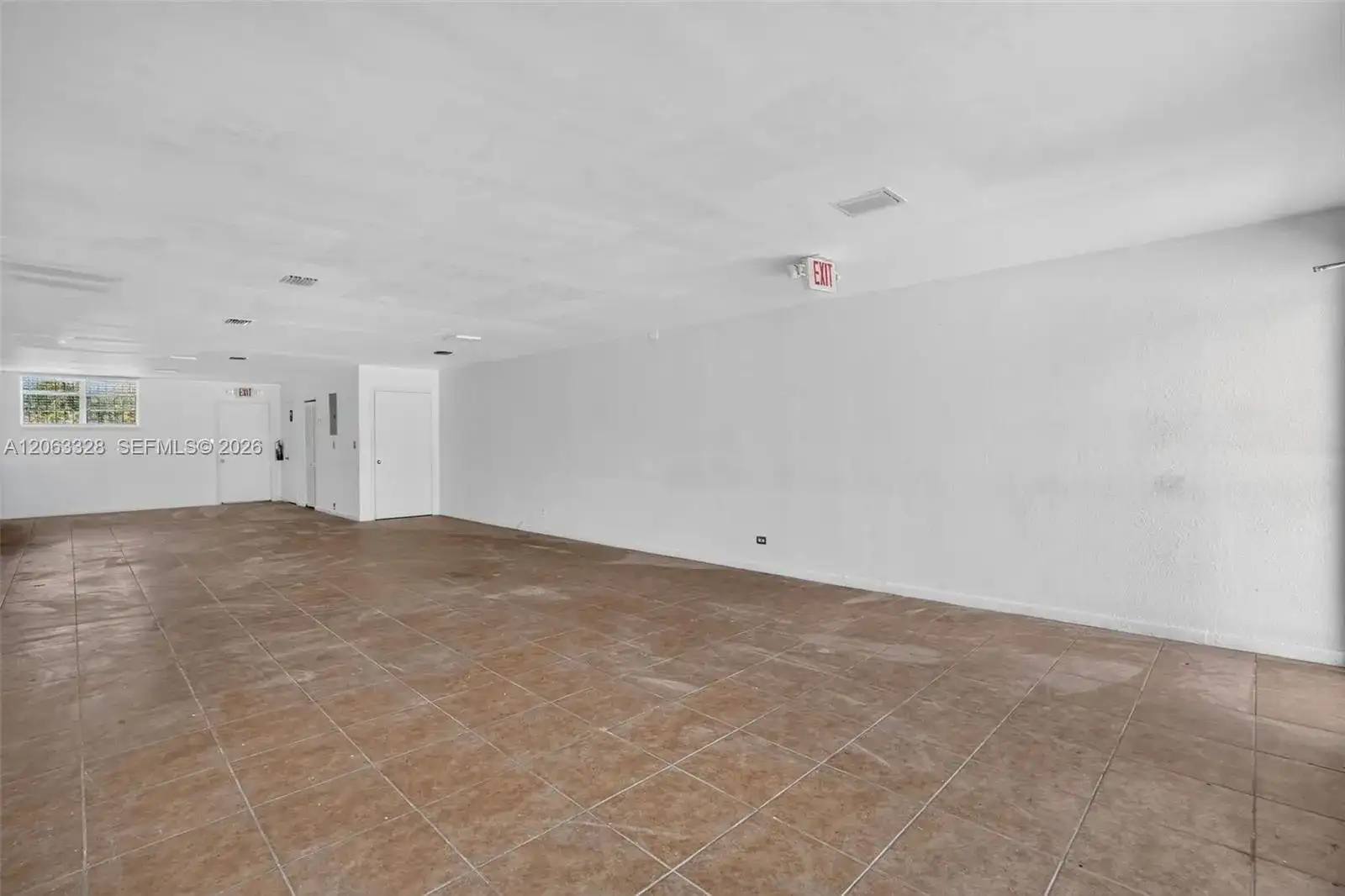 180 Hialeah Dr, Hialeah FL 33010 photo 4