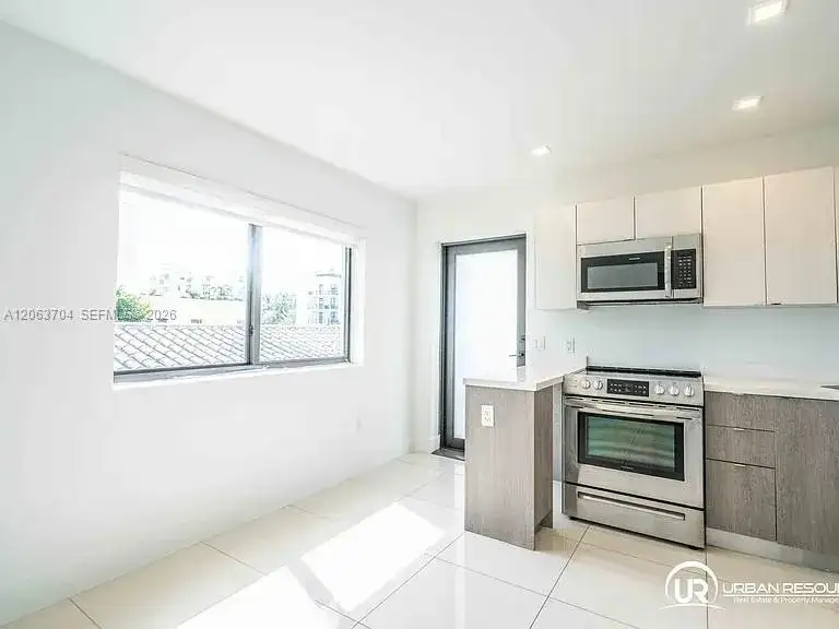 1971 Bay Dr # 122, Miami Beach FL 33141 photo 2