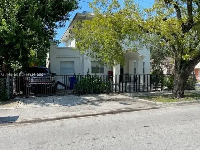876 SW 2nd St, Miami FL 33130 photo 2