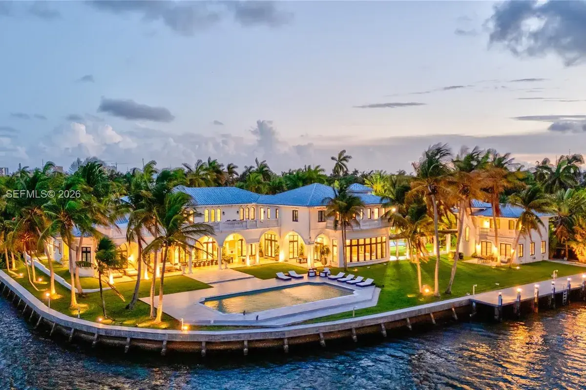 900 S Northlake Dr, Hollywood FL 33019