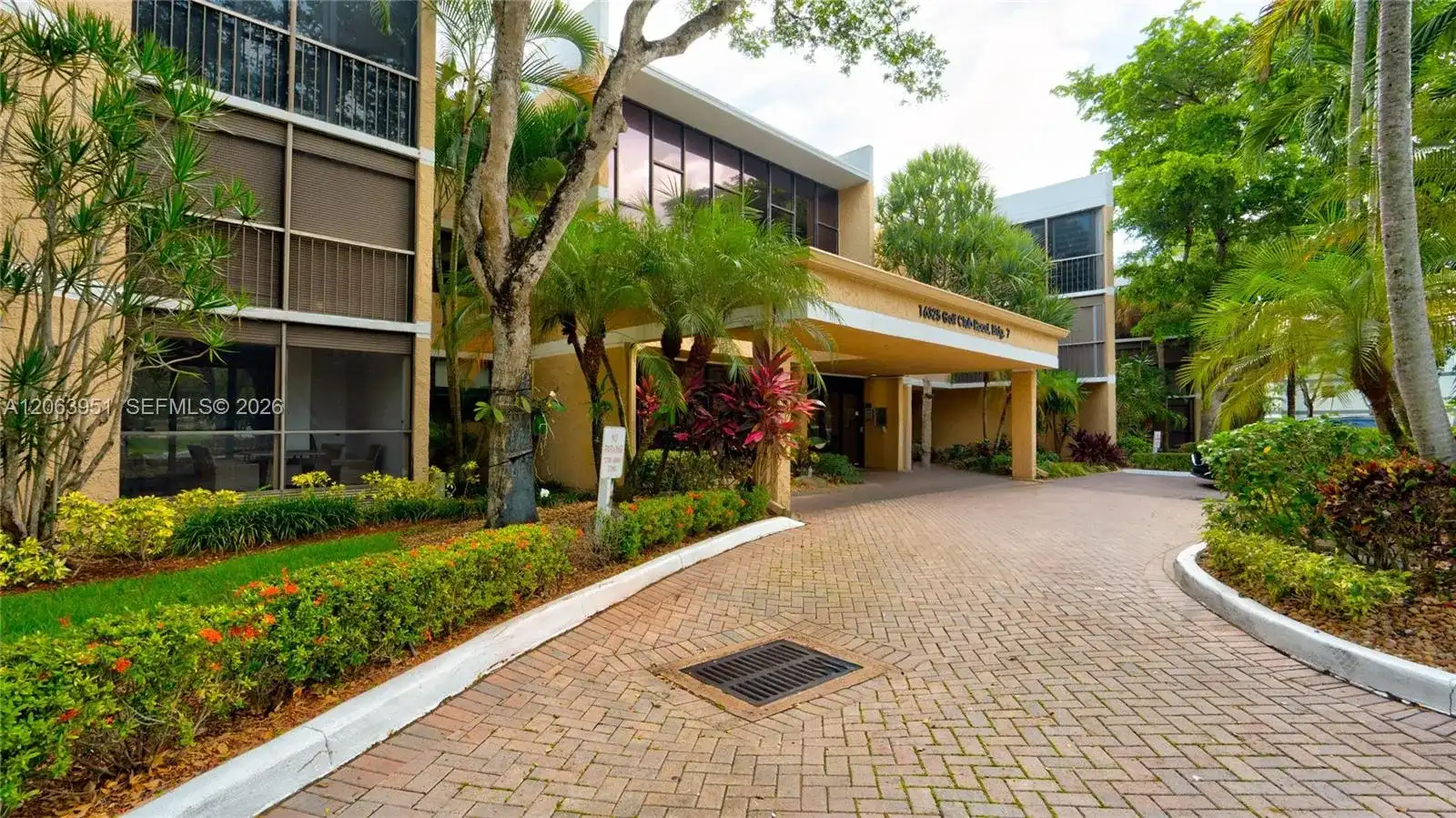 16325 Golf Club Rd # 101, Weston FL 33326