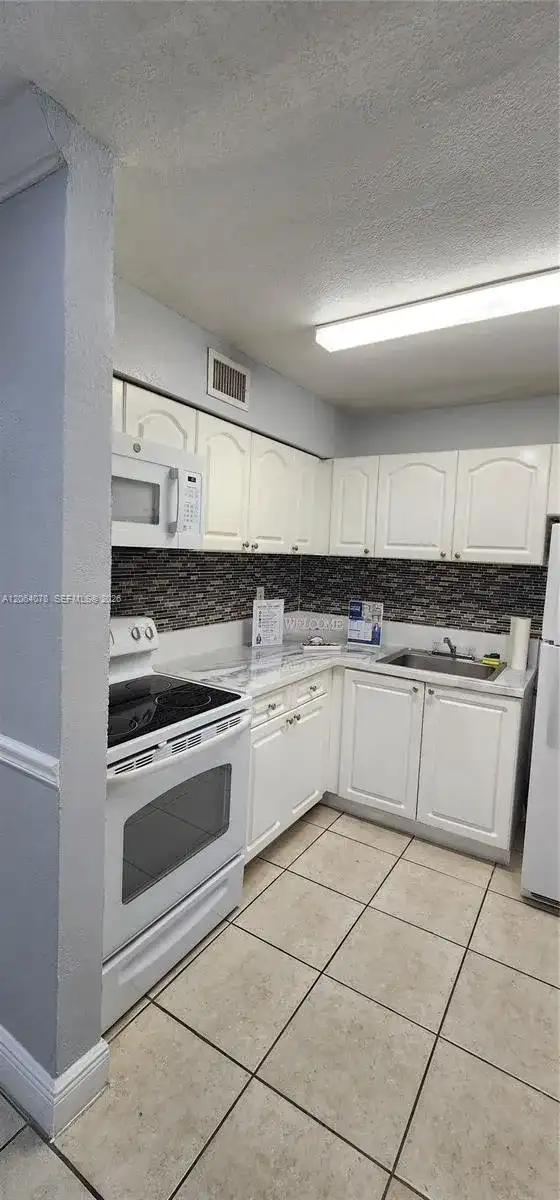 9405 SW 76th St # Y32, Miami FL 33173