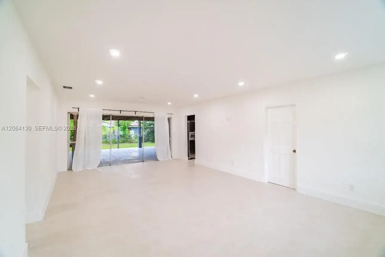 320 NE 160th St, Miami FL 33162 photo 3