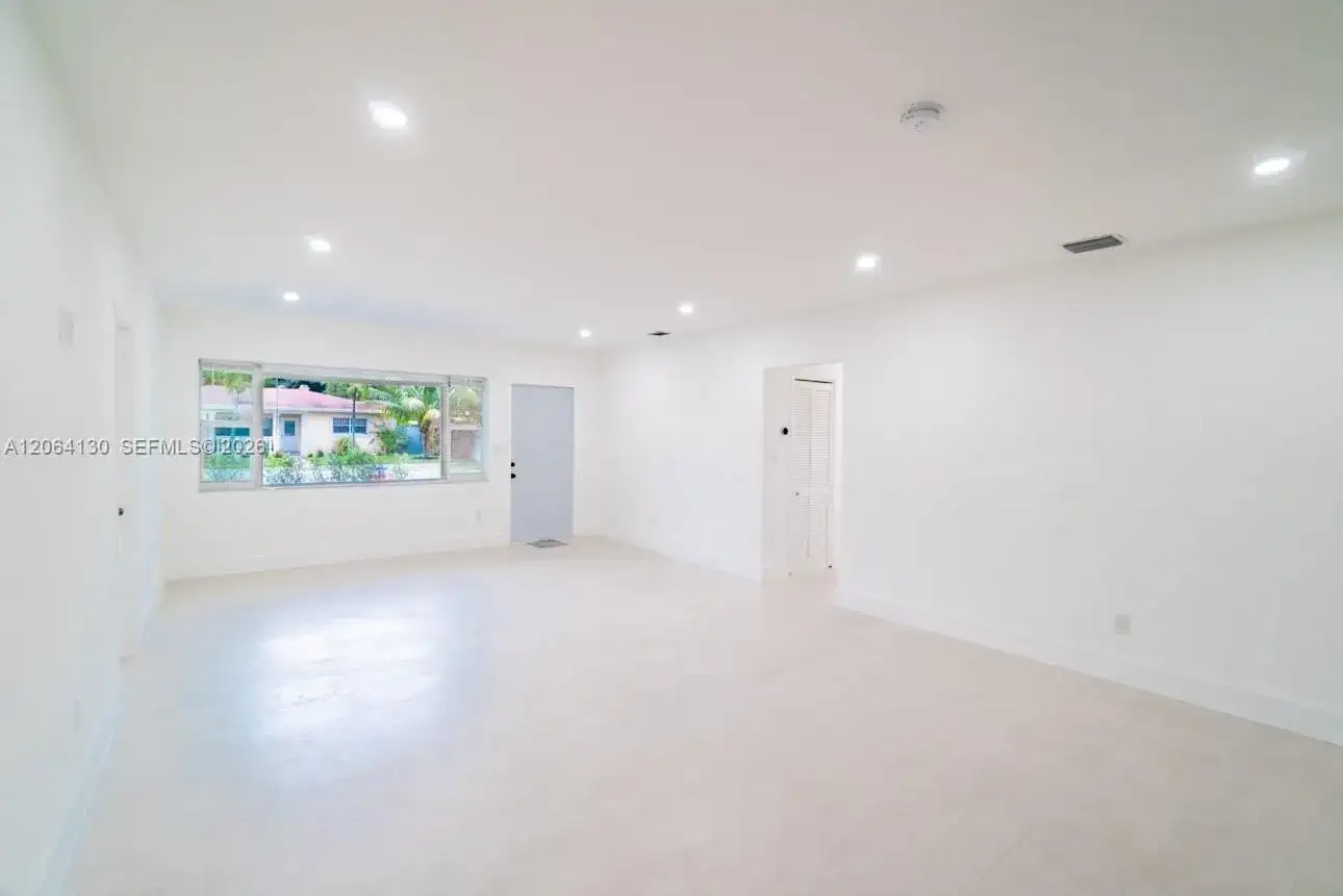 320 NE 160th St, Miami FL 33162 photo 4