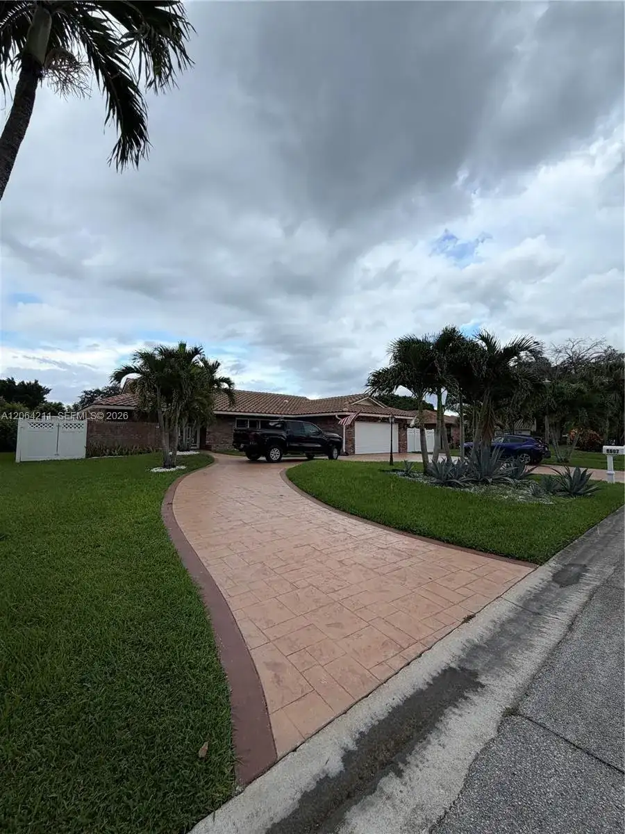 8697 NW 1st St, Coral Springs FL 33071 photo 2