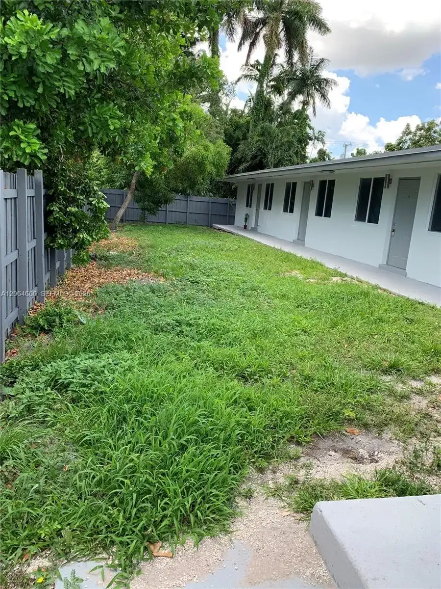 214 SE 8th St # 3, Hallandale Beach FL 33009